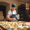 Boulanger dans son fournil