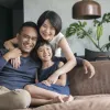 Famille souriante sur un canapé