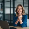 Femme souriante devant son ordinateur