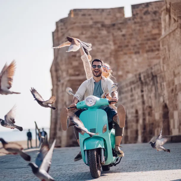 Couple en Vespa