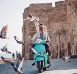 Couple en Vespa
