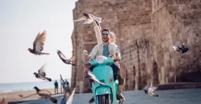 Couple en Vespa