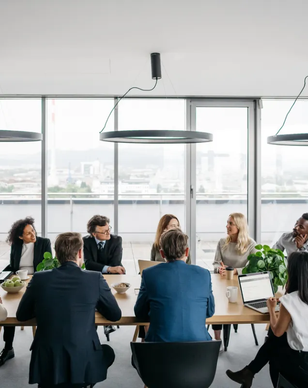 Réunion de travail autour d'une table