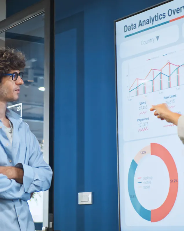 Professeur en économie qui montre des graphiques à des étudiants